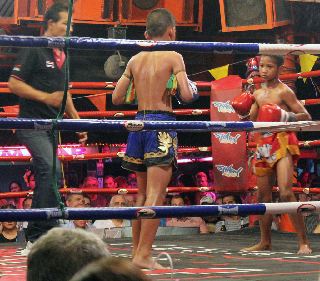 Młody zawodnik muay thai w rękawicach na ringu