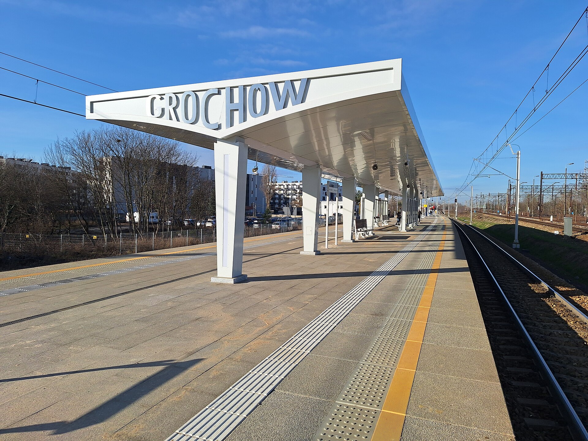 Peron stacji kolejowej Warszawa Grochów z napisem Grochów